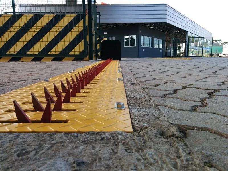 Garra de tigre instalada em acesso veicular de alta segurança